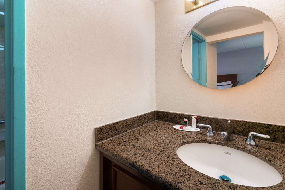 Howard Johnson by Wyndham Atlanta College Park - photo 16