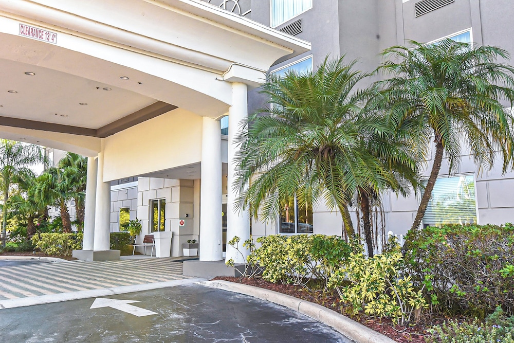 Holiday Inn Express Suites Cocoa By Ihg — Cocoa