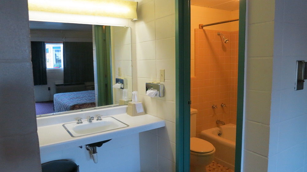 Hamilton Holiday Motel - photo 14