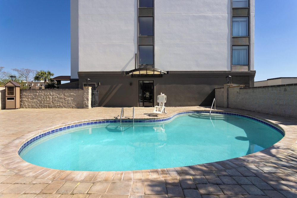 Holiday Inn & Suites Columbia NE Ft Jackson Area by IHG - photo 44