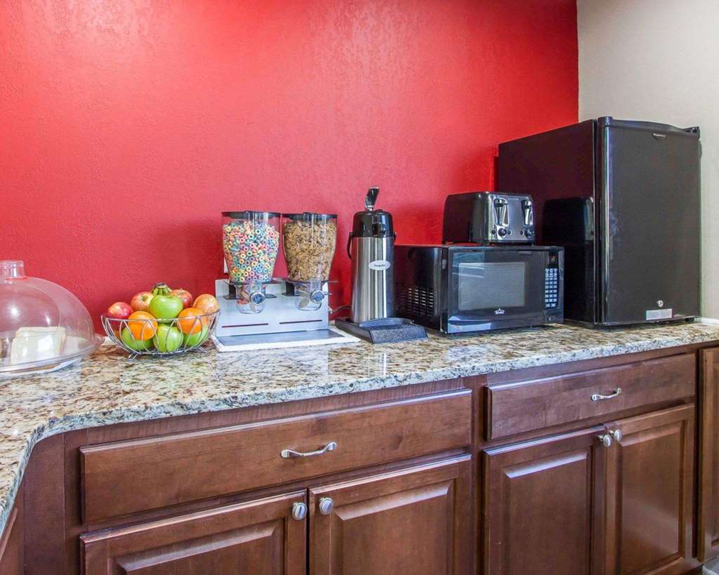 Econo Lodge Lanett - photo 20