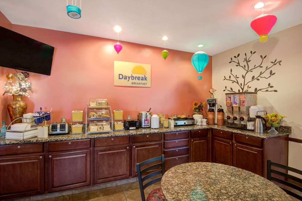 Days Inn & Suites by Wyndham Airport Albuquerque - photo 40