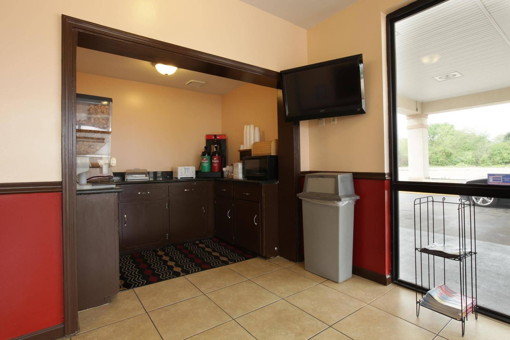 Americas Best Value Inn & Suites Senatobia - photo 13