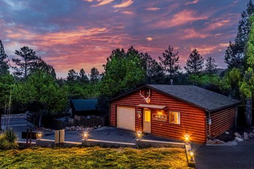 Cabin #6 Bobcat Bunkhouse Pet Friendly King Bed Sleeps 4 — 4-Star Luxury Hotel in Payson, United States