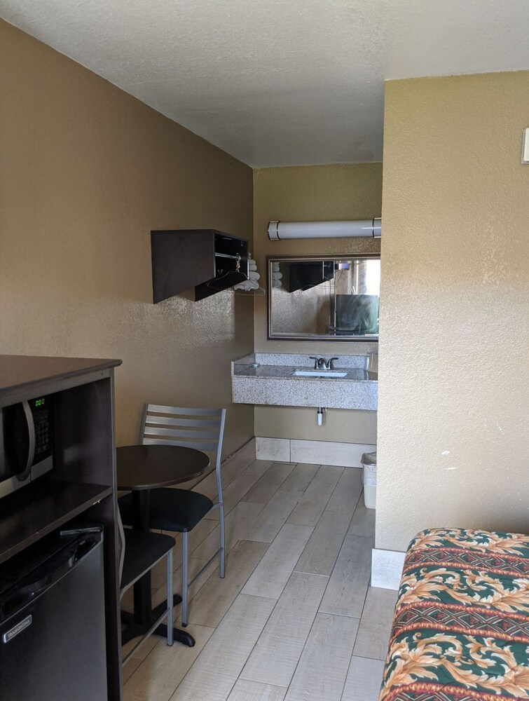 OYO Hotel Lake Charles Hwy 10 - photo 16