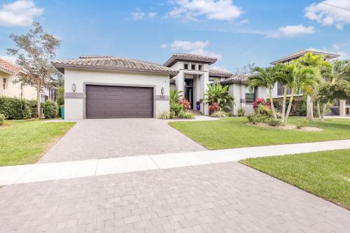 Custom built home in Tigertail with pool spa kayaks — 4-Star Luxury Hotel in Marco Island, United States