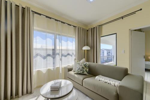 Chic & Cozy Apartment with Pool Gym & Balcony The Sandown