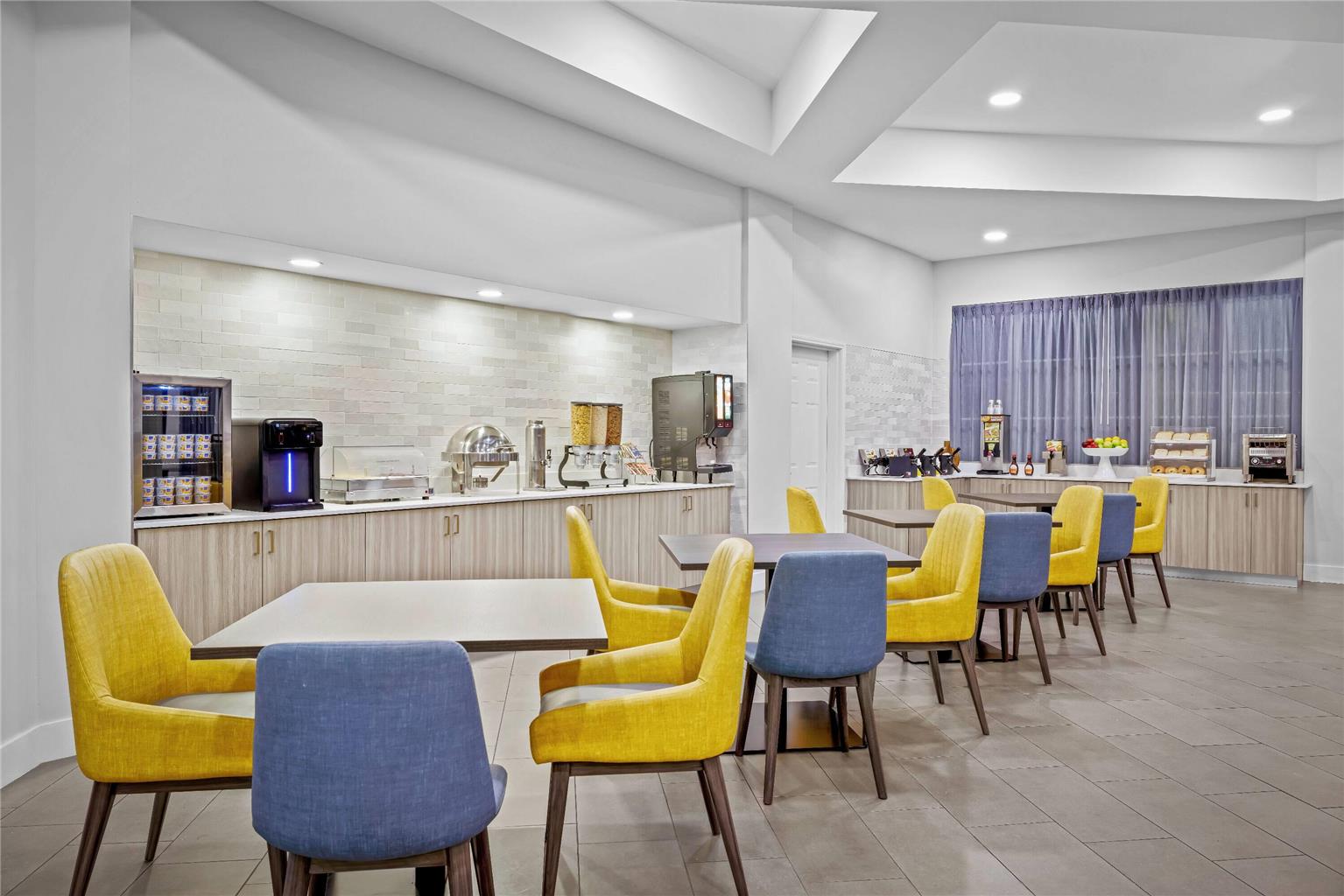 La Quinta Inn & Suites by Wyndham Miami Airport West - photo 11