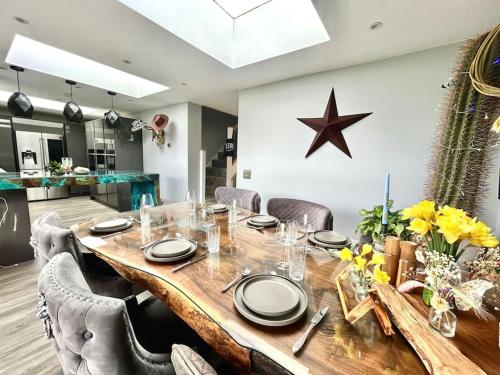 Unique & Pet Friendly Luxury Retreat With Hot Tub — hotel near Norwich Airport