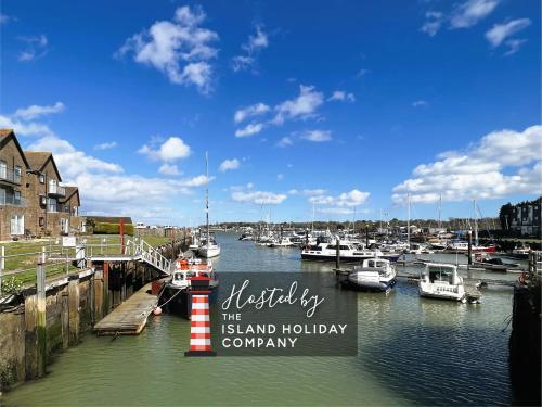 North Quay Pet friendly Luxury Townhouse overlooking Bembridge Harbour — 4-Star Luxury Hotel in St Helens, United Kingdom