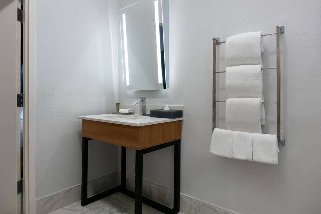 La Quinta Inn & Suites by Wyndham Ft. Worth Burleson - photo 29