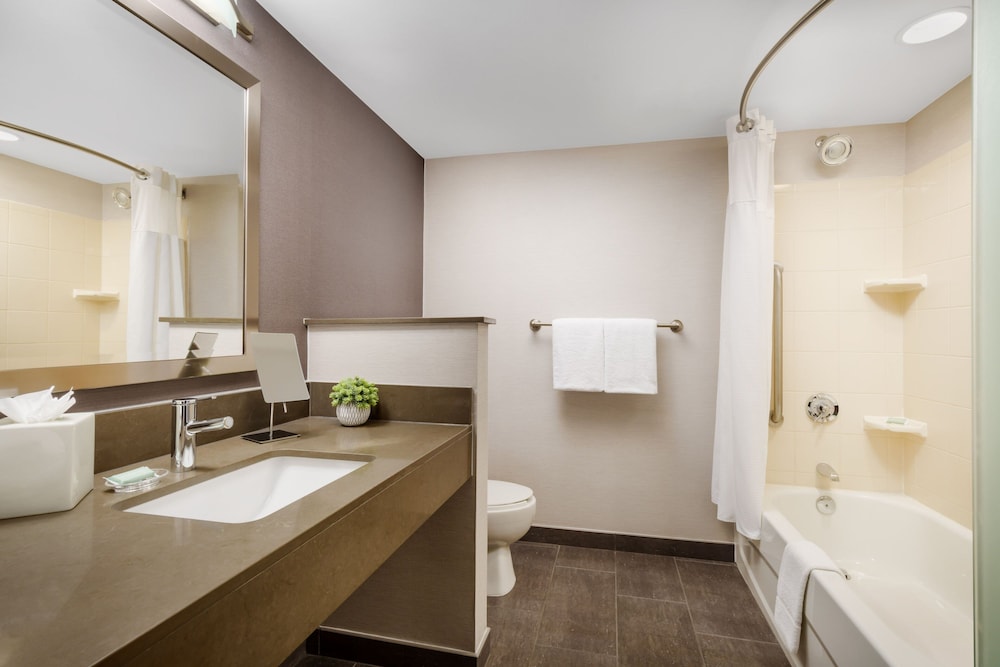 Courtyard by Marriott Manchester Boston Regional Airport - photo 17