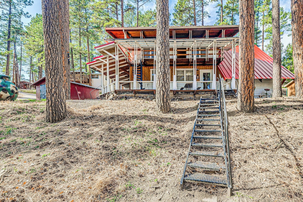 Forest Views and Porch Family Cabin in Ruidoso — 4-Star Luxury Hotel in Ruidoso, United States
