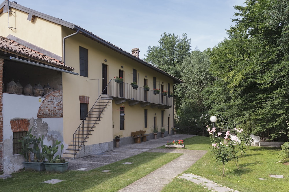 Agriturismo Cascina Scanna — 4-Star Luxury Hotel in Cisliano, Italy