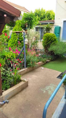 Studio Sur Jardin — hotel in Villejuif