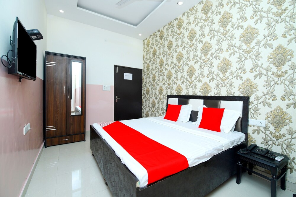 Oyo 43846 Hotel R2d