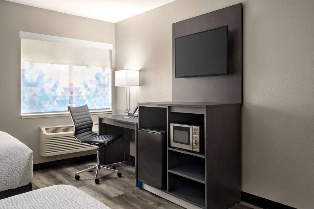 La Quinta Inn & Suites by Wyndham Chicago Tinley Park - photo 31