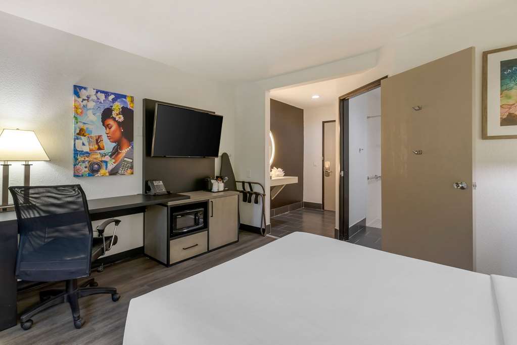 La Quinta Inn & Suites by Wyndham Des Moines West Clive - photo 63