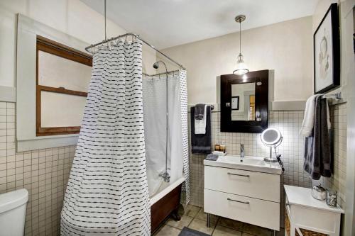 Charming 2Bed French Colonial Apartment in Desirable Midtown Sacramento — 4-Star Luxury Hotel in Sacramento, United States