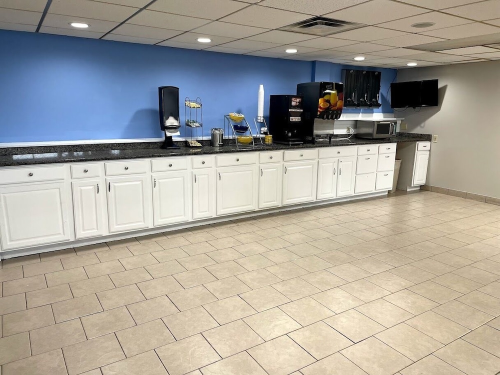 Days Inn by Wyndham Fort Wright Cincinnati Area - photo 41