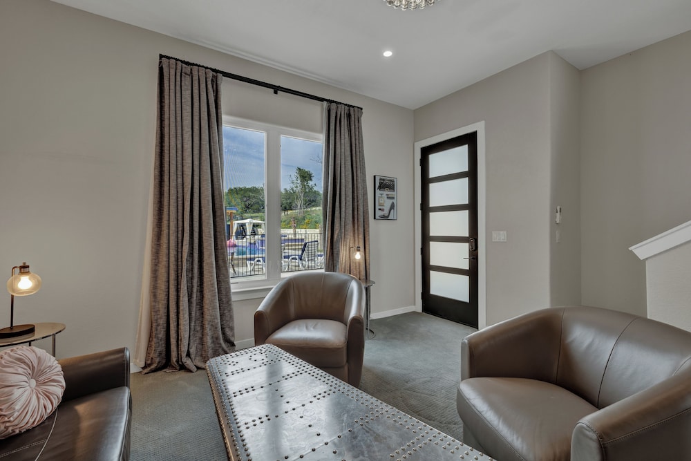 The Bentley Hotel James Bond Suite Pool View - photo 8