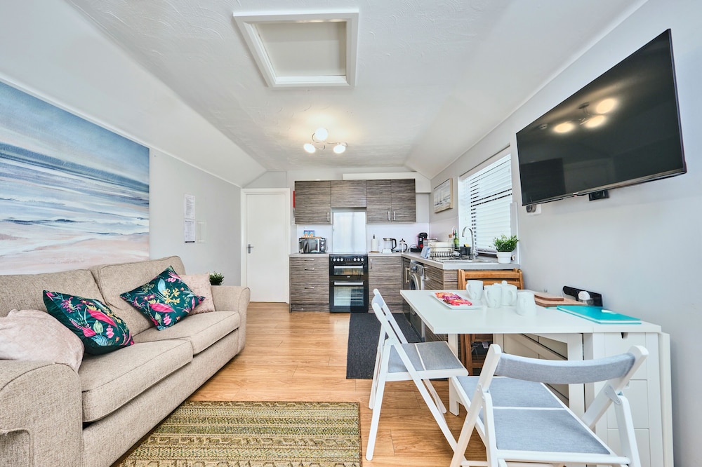Central Portrush Apt by the Beach Golf Terrace 4 — 4-Star Luxury Hotel in Portrush, United Kingdom