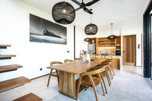 Coastal Haven 5BR New Villa 200m Canggu Beach — 4-Star Luxury Hotel in Canggu, Indonesia