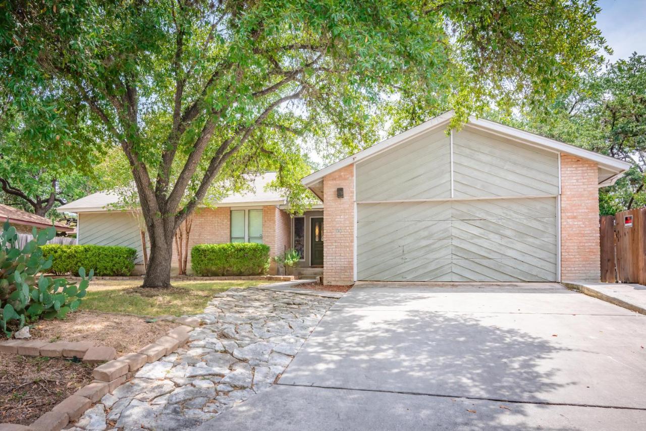 Beautiful Home with Sunroom Gameroom Yard & BBQ — 4-Star Luxury Hotel in San Antonio, United States