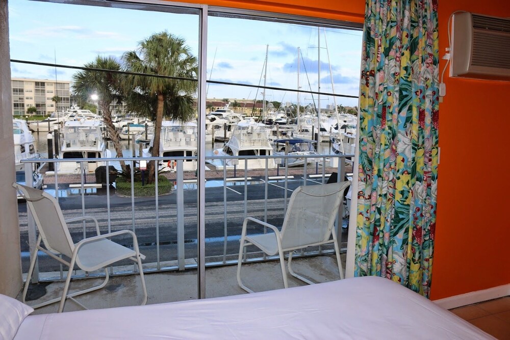 Camelot Waterfront Inn - photo 24