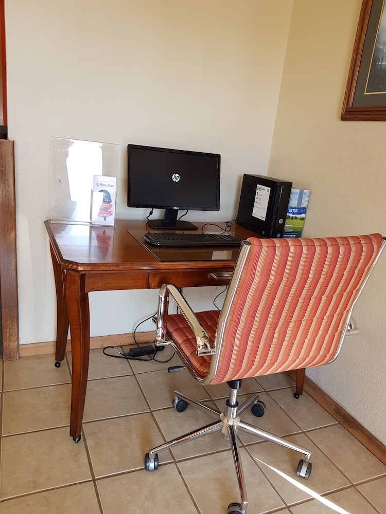 Le Mars Inn & Suites - photo 45