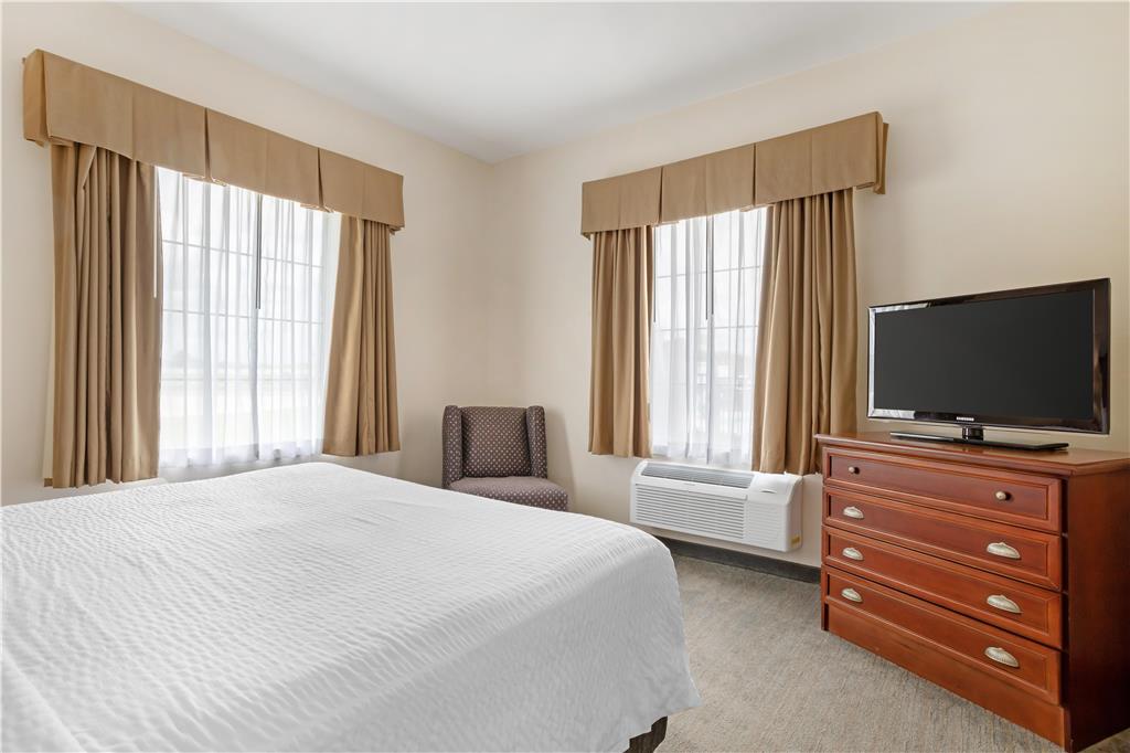 Best Western Plus Executive Hotel & Suites - photo 12