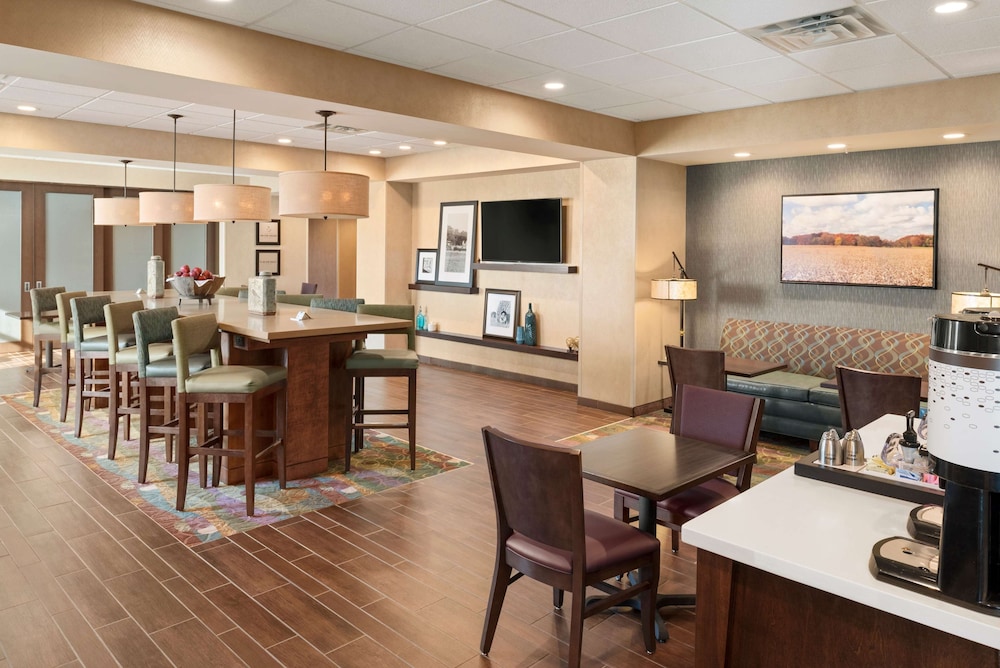 Hampton Inn Lincoln Airport - photo 3