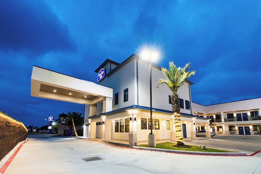 Palace Inn Blue Edgebrook - photo 36