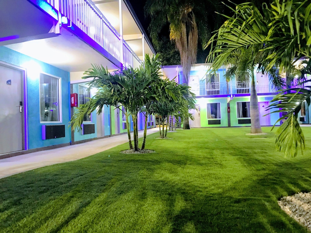 Tropical Inn & Suites - photo 56