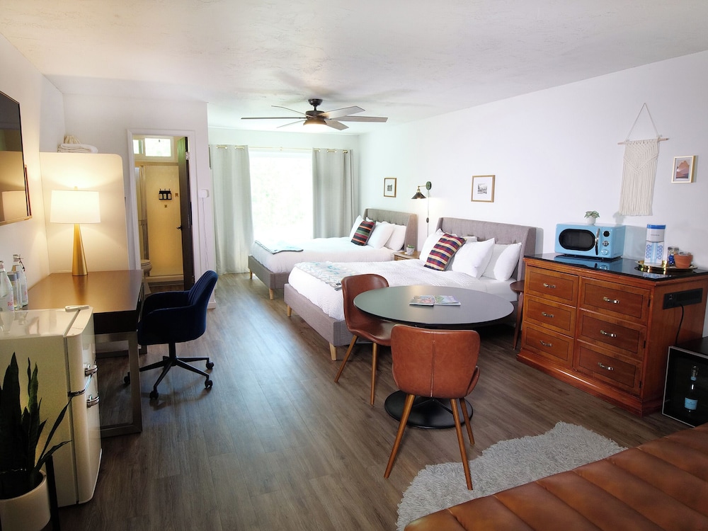 Sierra Blue Hotel & Swim Club - photo 18