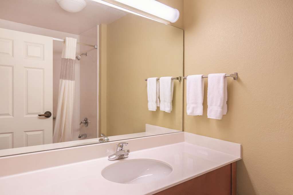 La Quinta Inn & Suites by Wyndham Bentonville - photo 18