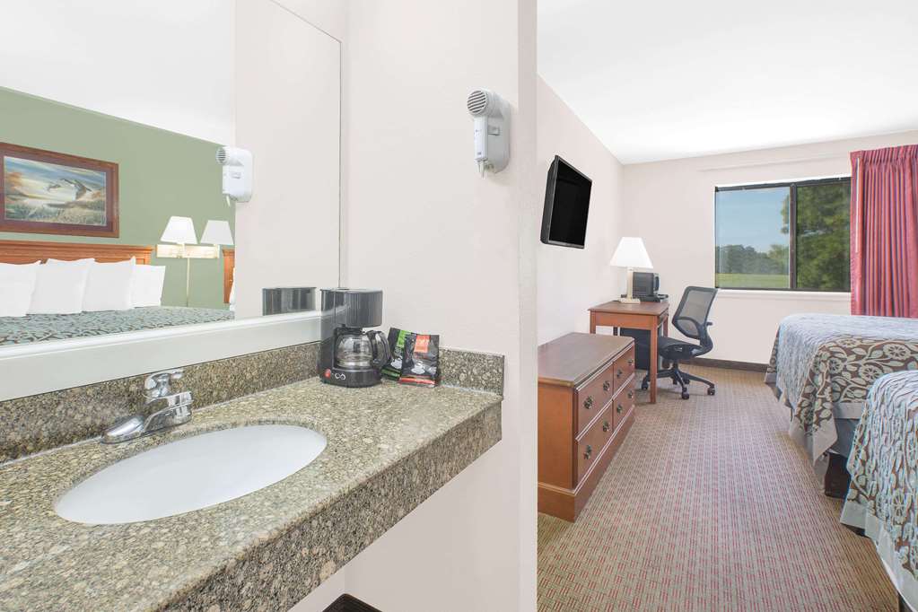 Days Inn & Suites by Wyndham Brinkley - photo 9