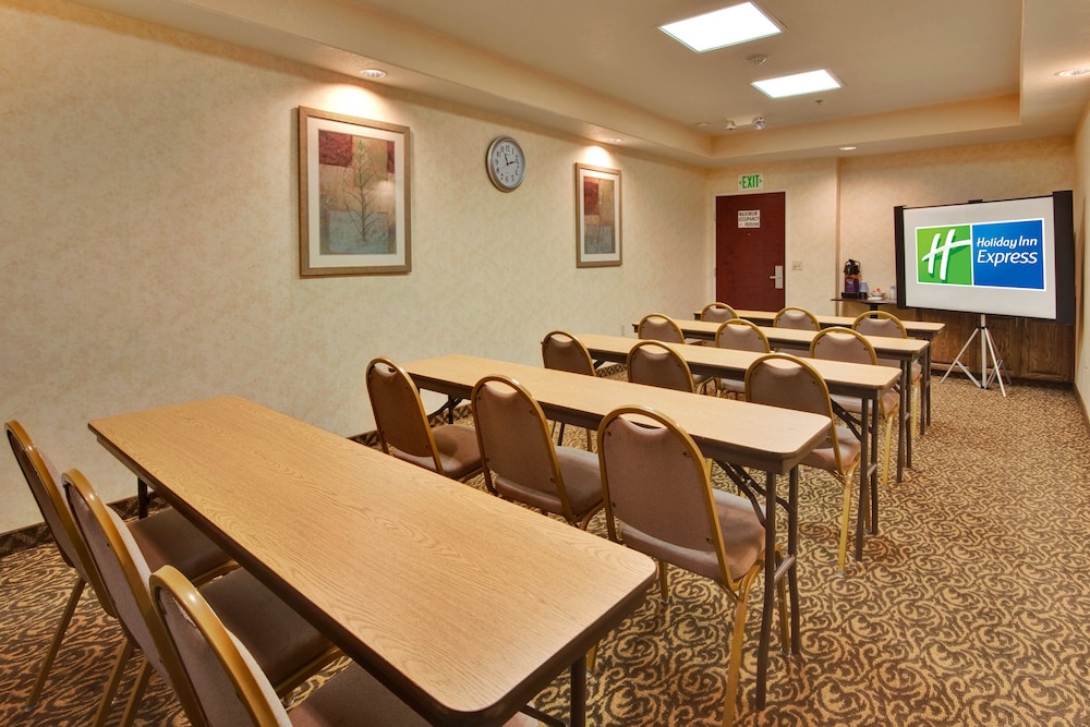 Holiday Inn Express Delano by IHG - photo 29