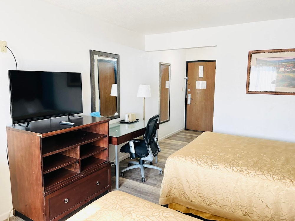 Super 8 by Wyndham Fort Scott - photo 12