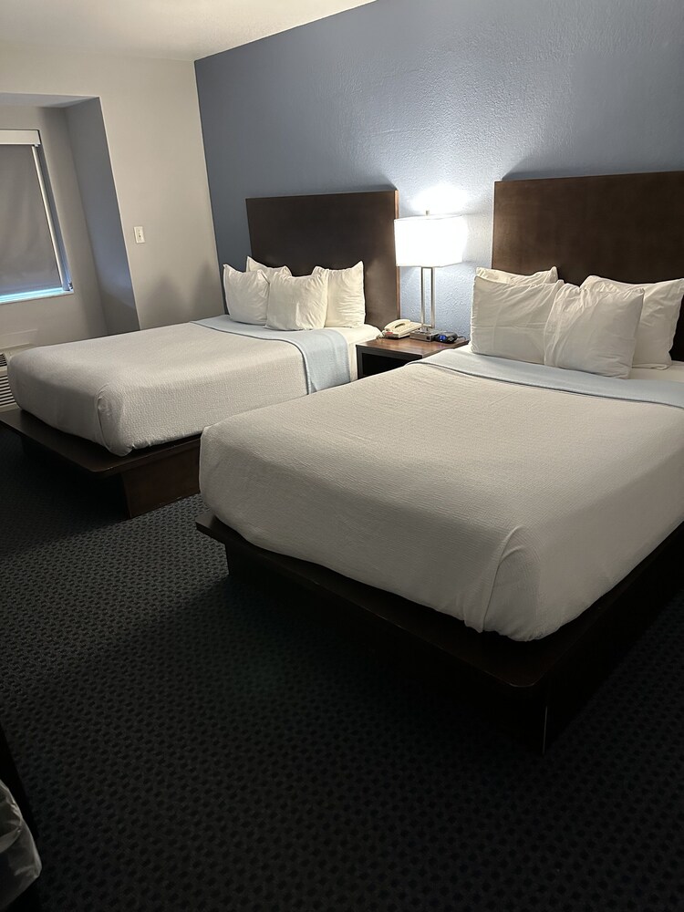 Sugar Creek Inn & Suites - photo 2