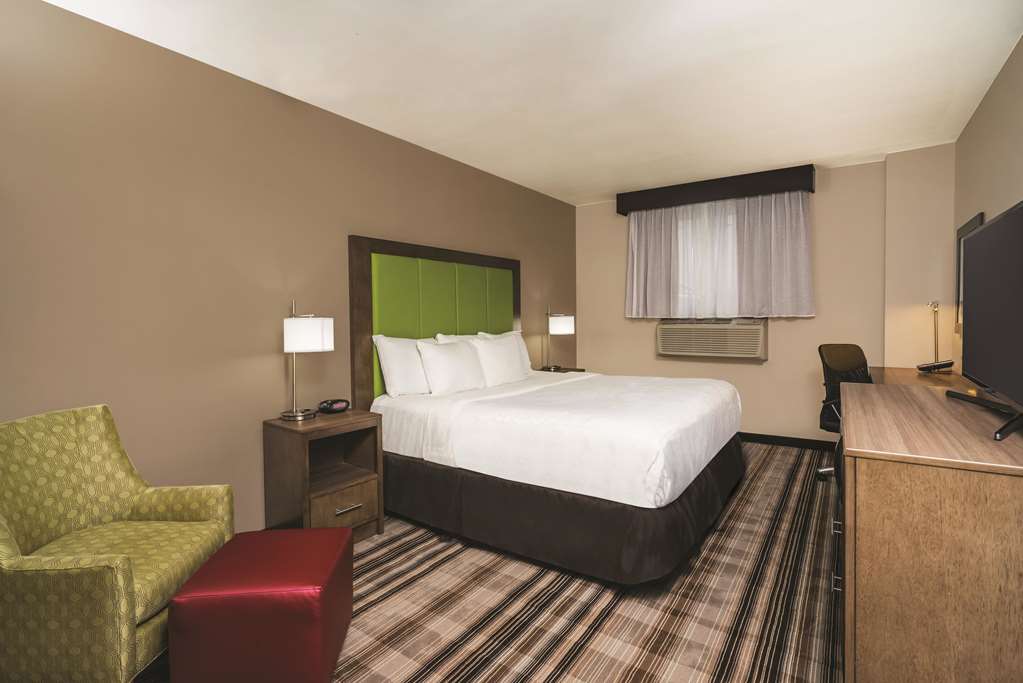 La Quinta Inn & Suites by Wyndham Brooklyn Central - photo 8