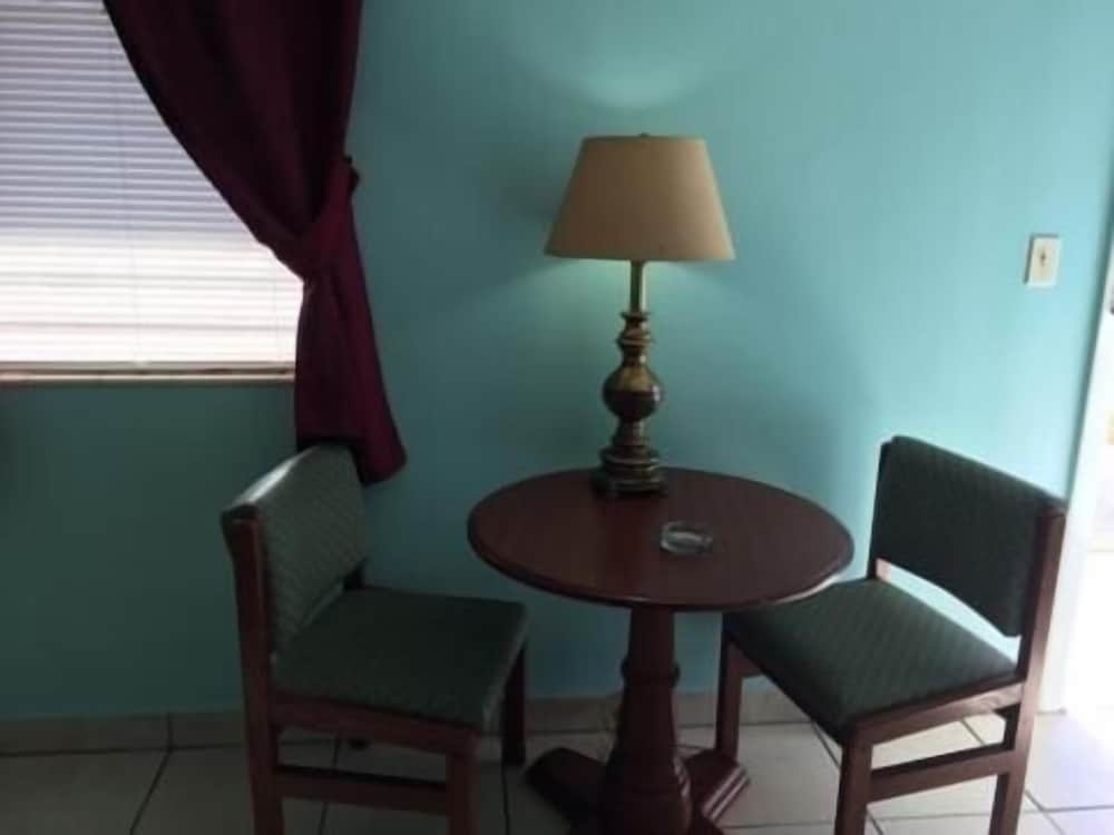 Skylark Motel - photo 20