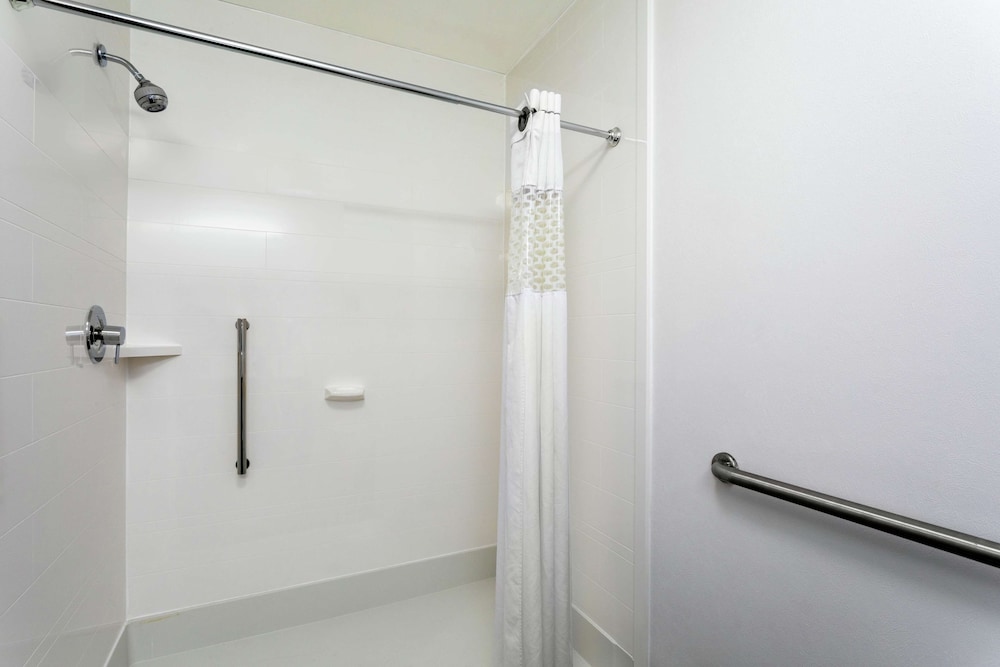 Hampton Inn Bedford - photo 28
