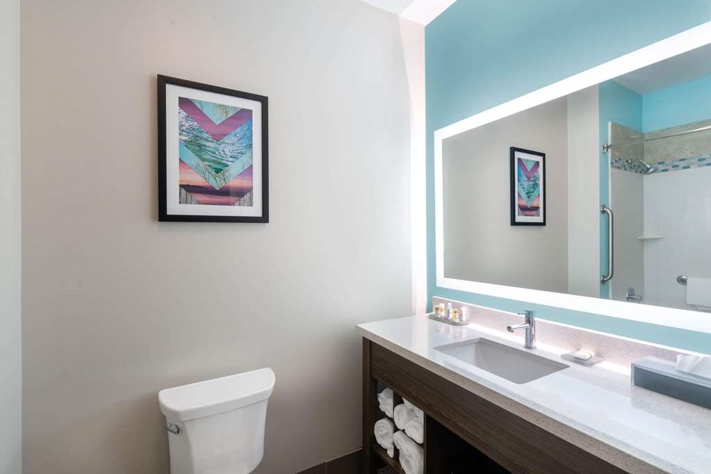 La Quinta Inn & Suites by Wyndham Forsyth - photo 22