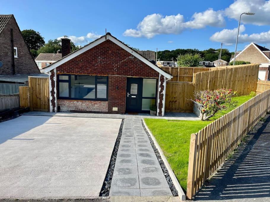 Modern Bungalow Holiday or Contractors Driveway Parking — 4-Star Luxury Hotel in Neath, United Kingdom