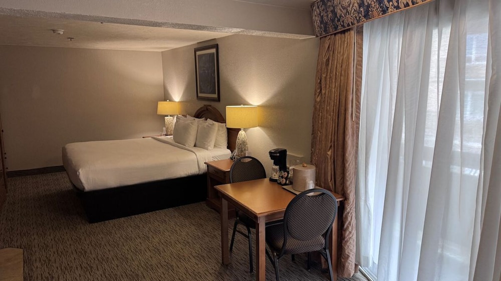 Promenade Inn & Suites Oceanfront - photo 21