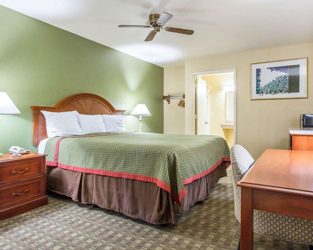 Rodeway Inn Delano - photo 11