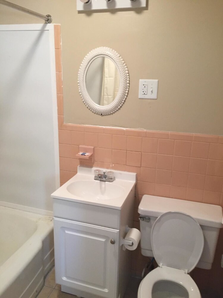 Suburban's Lavilla Inn - photo 14