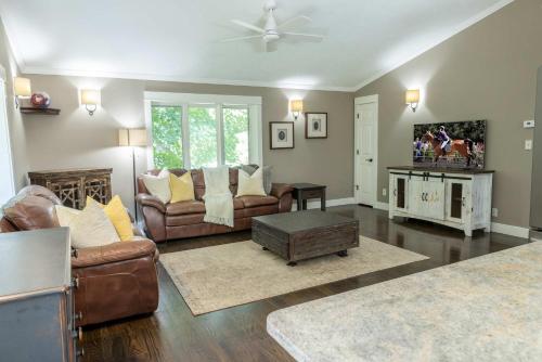 4 BR Renovated Home Next to Horse Show Pet Friendly — 4-Star Luxury Hotel in Williamsburg, United States