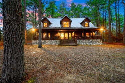 Stayhocha Pet Friendly family cabin — 4-Star Luxury Hotel in Broken Bow, United States